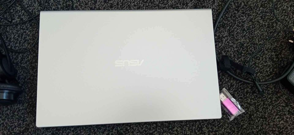 Asus laptop bundle includes head set and memory stick