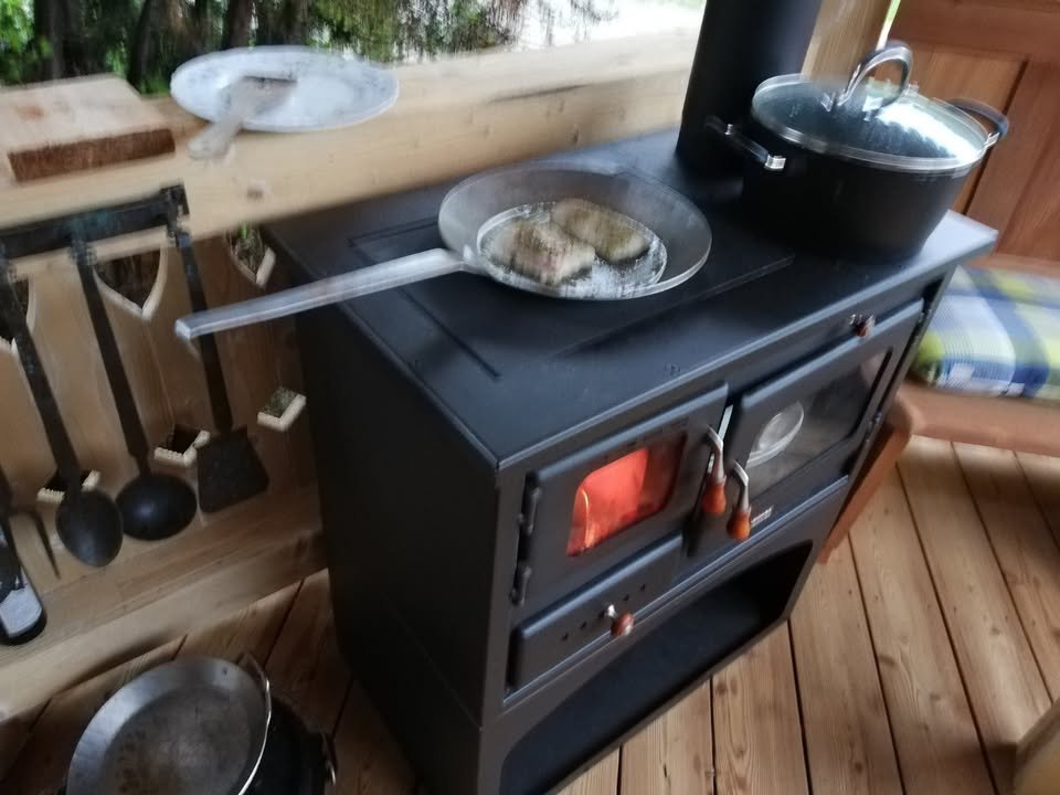 Wood-burning stove for solid fuel. 10 kW heat output. Oven