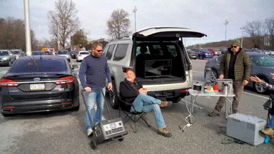 3200Wh power station with 11 sockets and 100W solar panel and trolley