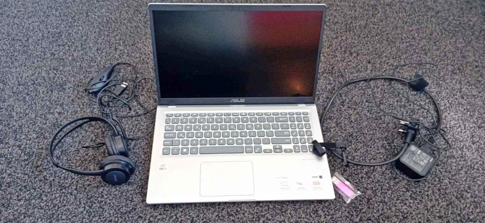 Asus laptop bundle includes head set and memory stick
